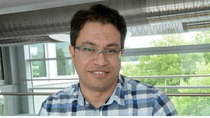 Bild: Gabi Schönberger
Seinen persischen Pass hält Farshad Poursaber in den Händen. Der deutsche ist bestellt, aber noch nicht angekommen. Dafür kann er neben dem persischen Führerschein bereits den deutschen vorweisen. Übrigens: Autofahren im Iran ist ihm inzwischen zu chaotisch.