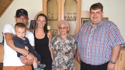 Bild: no
Neben Bürgermeister Dieter Dehling (rechts) beglückwünschen hier Sohn Hans, Urenkel Toni sowie Enkelin Yvonne das Geburtstagskind Waltraud Pirner.