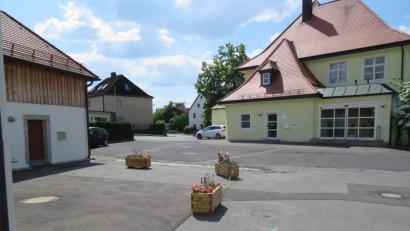 Bild: adj
Nur Blumenkästen lockern die öde Fläche am Pfarrplatz bislang auf. Ab dieser Woche soll sie umgestaltet werden. Wie sie einmal aussehen soll, ist aber nach wie vor umstritten.