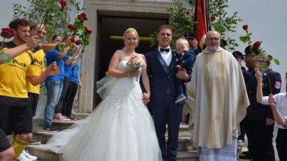 Bild: jr
Den kirchlichen Bund der Ehe schlossen am Samstag in der Leonberger Pfarrkirche Anja (geborene Spörrer) und Manuel Fachtan, hier mit ihrem gemeinsamen Sohn Ben beim Verlassen der Pfarrkirche. Mit dabei Pfarrer Anton Witt, der dem jungen Paar alles Glück der Welt wünschte.
