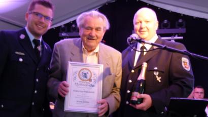 Bild: rn
Die Vorstände Thomas Schreml (rechts) und Korbinian Dunzer  dankten Lorenz Zitzmann  für 75 Jahre Mitgliedschaft bei der Feuerwehr