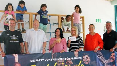 Bild: LST, Autor [LST] (landgraf.stephan@web.de)
Eine Spende über 1200 Euro überreichen „just friends“ und der beteiligte Party-Service an den Kindergarten Kreuz Christi. Von links: Marcus Fritsch, Thomas Binner, Elternbeiratssprecherin Jasmin Harris, Kindergartenleiterin Bianca Mysik, Stefanie Sperrer und Erwin Voit.