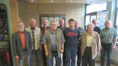 Bild: hkö
Die Fäden beim SV Neusorg in der Hand halten (vorne, von links) Gottfried Dietl, Ehrenvorsitzender Gerhard Fröhlich, Vorsitzender Tobias Prechtl,  (hinten, von links),  Helmut Müller, Hubert Ließ,  Norbert Högl,  Peter Leeb, Altbürgermeister und Ehrenbürger Günther König und Harald Holzinger.