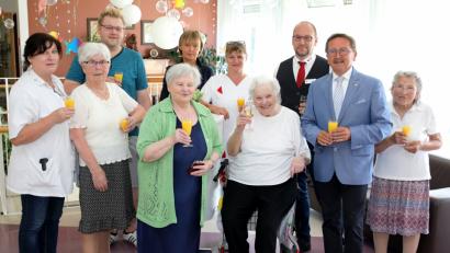 Bild: Neumann, Jochen [NJN]
Freudestrahlend nahm Renate Hanke (vierte von rechts) bereits am Vormittag ihres Jubeltages die Geburtstagsgrüße entgegen. Mit auf dem Bild die Mitglieder des Heimrats, der Belegschaft sowie Heimleiter Andreas Wöhrl (dritter von rechts) und Pflegedienstleiterin Regina Barein (links)