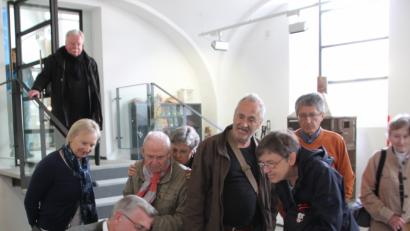Bild: cr
Josef Rösch demonstrierte den interessierten Besuchern aus Prag, Berlin, Worms und München, wie die Löcher in den Knopf kamen.
