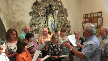 Bild: ga
Die Schwarzacher Schola unter Leitung von Gerold Bittner gestaltete im Brünnl eine bewegende Maiandacht.