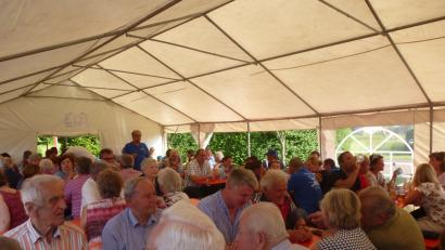 Bild: bk
Das Sommerfest der Siedlergemeinschaft ist gut besucht. Das Festzelt ist voll.