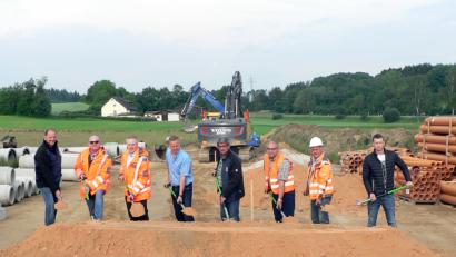 Bild: lep
Die Verantwortlichen greifen beherzt zu den Spaten, um den Anfang für das Gewerbegebiet zu machen. Von links: Reinhard Aumüller (Bauleiter Firma Schulz), Jörg Dollhopf (Bauhofleiter Markt Kirchenthumbach), Bürgermeister Jürgen Kürzinger, Michael Wagner (Architektur- und Ingenieurbüro Schultes), Thomas Magerl (Niederlassungsleiter Firma Schulz), Klaus Übler (Planungsabteilung Bayernwerk), Manfred Walberer (Polier Firma Schulz), Alexej Rundau (Architektur- und Ingenieurbüro Schultes)
