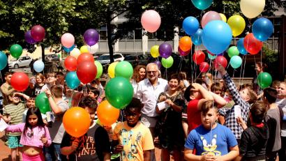Bild: kzr
60 bunte Luftballons lassen die Schüler zum Geburtstag ihres Rektor fliegen.