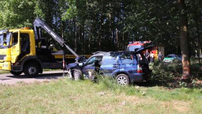 Bild: Dobler
Ein Bild der Zerstörung bot Sonntagmorgen der Subaru einer 46-Jährigen, die auf dem Nachhauseweg war und mit ihrem Auto aus noch ungeklärter Ursache gegen einen Baum krachte.