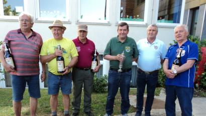 Bild: Kochherr
Erich Seebauer (links) erhielt von Franz Kummetsteiner (Zweiter von rechts) einen Ehrenpreis, hier mit den weiteren Preisträgern.