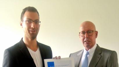 Bild: Hirsch
Verbandsgeschäftsführer Ralf Olsen (rechts) überreichte Korbinian Wallinger (links) Urkunde und Geldpreis und gratulierte ihm zum zweiten Platz im GKV-Wettbewerb.