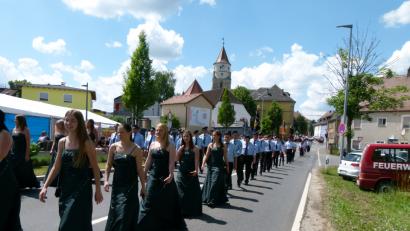 Bild: rn
Ein Blickfang: Die Feuerwehr Tremmersdorf mit ihren Festdamen.