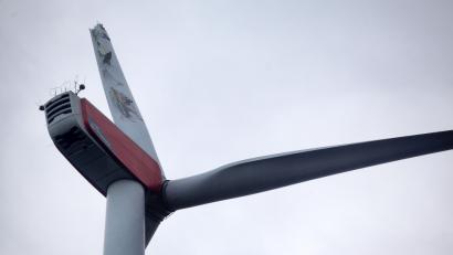 Bild: Wolfgang Steinbacher
Warum das Rotorblatt einer Windkraftanlage bei Illschwang Anfang Januar abgebrochen ist, bleibt vorerst ungeklärt. Das Windrad ist aber inzwischen repariert und läuft problemlos.