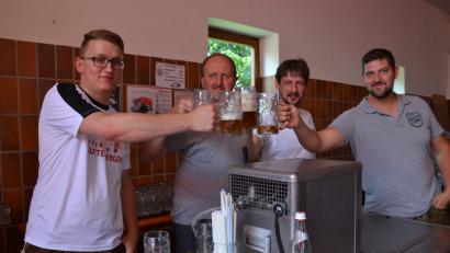 Bild: gi
Die Verantwortlichen des SKC-Stammtischs Tröbes stoßen auf 30 Jahre aktives Kegeln an.