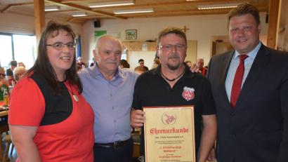 Bild: jr
Bezirkskoordinator Dieter Altmann (Zweiter von links) und sein Vorstandsmitglied Ingrid Schneider gratulieren dem Fanclub-Vorsitzenden Harry Kutzer (Zweiter von rechts). Für die Stadt gratuliert Zweiter Bürgermeister Stefan Grillmeier.