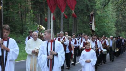Bild: kro
Ein stattlicher Kirchenzug, angeführt von den Ministranten und Pater Friedhelm,  zog zur Köllergrün-Gedenkstätte.