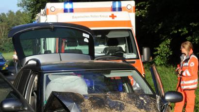 Bild: Gerhard Franz
Das Auto, das auf den Traktor aufgefahren ist, ist Schrott. Die beiden Insassen wurden ins Krankenhaus eingeliefert.