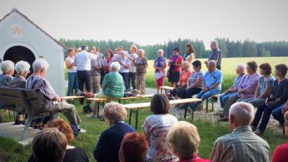 Bild: mng
Gut besucht ist die Maiandacht des Frauenbundes Pressath an der Kahrmühlkapelle, die unter dem Leitgedanken „Heilige Maria, Gott hat deinen Namen in seine Hand und in sein Herz geschrieben“ steht.