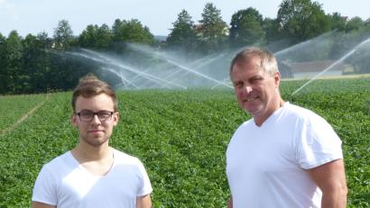Bild: Völkl
Matthias Hösl und sein Sohn Christof bauen Frühkartoffel an. Ein Bereich, der ohne die Möglichkeit zur Beregnung nicht machbar wäre.