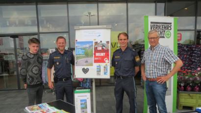 Bild: exb
Den Infostand betreuten (von rechts) Hans Keilhammer (Verkehrswacht), die Polizeibeamten Markus Schlegel und Bernhard Hager und ein Schülerpraktikant.