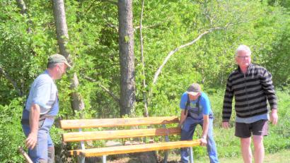 Bild: tu
Zeigt einen Ausschnitt aus der Wiederaufstellung der sanierten Sitzbänke.