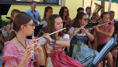 Bild: sön
Zünftig spielt das Blasorchester, hier die Mädchen an den Querflöten, zum Frühschoppen und auch am Nachmittag auf. Bild: sön