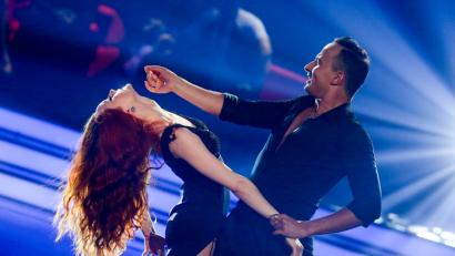 Bild: Rolf Vennenbernd/dpa
Model Barbara Meier und Profitänzer Sergiu Luca tanzen im Halbfinale der RTL-Tanzshow  "Let's Dance".