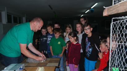Bild: do
Eine staunende Kinderschar: Fasziniert sahen die Mädchen und Buben, die auf Einladung der CSU ins Heim der Kleintierzüchter gekommen waren, Züchter Alexander Sporr bei seinen Erläuterungen zur Pflege und Zucht von Hasen zu.