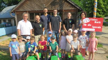 Bild: jzk
„Da habt ihr eine gute Idee gehabt“, lobten Bürgermeister Werner Nickl (links) und Kita-Leiterin Angelika Lober (rechts) die vier Jungbauern bei der Übergabe ihrer Traktorenspendei Traktoren.