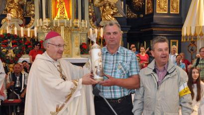 Bild: exb/Haltmayer
Bischof Rudolf Voderholzer beim Überreichen der Wallfahrerkerze an Georg Greger (Mitte), hier mit Pilgerführer Bernhard Meiler.