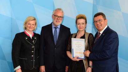 Bild: Neumann, Jochen [NJN]
DEHOGA-Präsidentin Angela Inselkammer (links) und der bayerische Tourismus- und Wirtschaftsminister Franz Josef Pschierer (rechts) mit (von links) Geschäftsführer Martin Weiß und Hoteldirektorin Raphaela Woppmann.