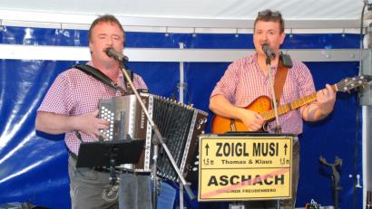 Bild: sche
Die Zoiglmusikanten Thomas Rembold und Klaus Weigl (von links) spielen zünftig auf.