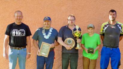 Bild: Forster, Josef [FJO] (WAIDHAUS@T-ONLINE.DE)
Zweiter Vorstand Martin Binder konnte an Jungangler Ludwig Grötsch, Vereinsmeister Thomas Grötsch, Fischerkönig Andreas Roth und Vizekönig Wolfgang Müllner (von rechts) die ausgesetzten Trophäen aushändigen.       Bild: fjo