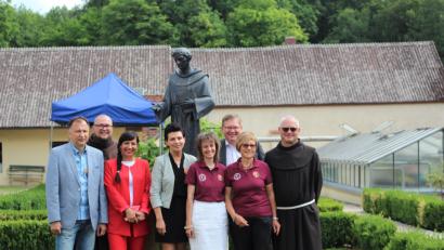 Bild: Williamson, Dagmar
Auch im Kloster wird gefeiert. Dafür sind aus Polen Stadtrat-Vorsitzender Artur Pokora, Kulturreferentin Ewelina Walczak und Bürgermeisterin Renata Surma (vorne von links) angereist. Pater Seraphin, OB Michael Cerny und Pater Janusz (hinten von links) bedanken sich für die ehrenamtliche Hilfe der Lafia-Mitglieder Christine Hasler und Christine Schwarz (vorne von rechts). Bild: dwi