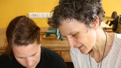 Bild: eib
Kursleiterin Birgit Härtel (rechts) mit einer Kursteilnehmerin. Auch bei einer Brosche aus Edelstahldraht wird nach einer gezeichneten Vorlage gearbeitet.