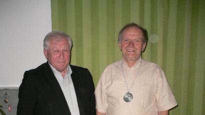 Bild: Beitrag, Externer [EXB] (kontakt@oberpfalznetz.de)
Bürgermeister Johann Wilhelm (links) überreichte Hermann Haas die Gemeinde-Medaille.