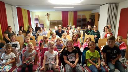 Bild: Förderverein
Spannend und lustig: Ungefähr 50 Kinder verfolgten das Kasperltheater im Pfarrheim Bechtsrieth.