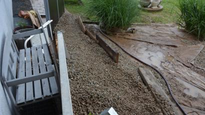 Bild: jr
Schlammige Wassermassen hinterließen in Konnersreuth große Schäden, in Gärten ebenso wie in Kellern. Vor allem kaputte Gerätschaften wie Heizkessel oder Waschmaschinen müssen schnell ersetzt werden.