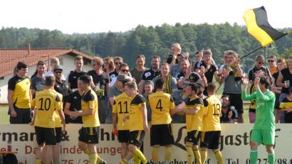 Bild: Gebert, Rudolf
Auf die Unterstützung seiner Fans baut der FC Tirschenreuth auch im entscheidenden Relegationsspiel (Szene aus der Partie gegen Mistelgau in Kirchenlaibach).