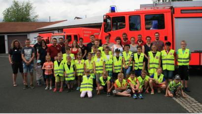 Bild: wro
In ihren leuchtend gelben Sicherheitswesten sind sie nicht zu übersehen. Die „Löschdrachen“ genannte Kindergruppe ergänzt ab sofort die Feuerwehren im  Gemeindegebiet Wiesau. Betreut werden sie von Desiree Rödl, Nicolas Trießl und Christian Schön (von links).
