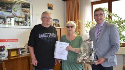 Bild: Garreiss, Peter [GI] (moosbach@garpe.de)
Gunda und Kurt Gmeiner verbringen derzeit ihren 20. Aufenthalt in Saubersrieth. Bürgermeister Hermann Ach gratulierte und überreichte ihn Urkunde und ein Präsent. Bild: gi