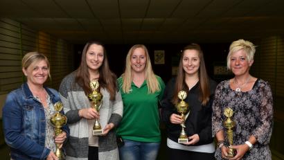 Bild: fjo
Zwillingsschwester Theresa Hanauer (Zweite von links) durfte im Reigen der Damenmannschaft nicht fehlen, die Anna Hanauer (Zweite von rechts) zum 5. Platz gratulierte.         Bild: fjo