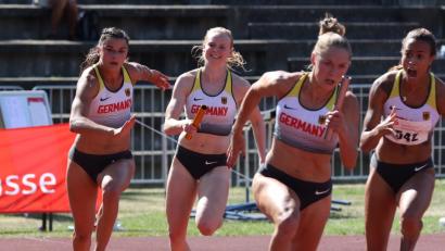 Bild: Kiefner
Katrin Fehm (links)  in der 4x100-Meter-Staffel.
