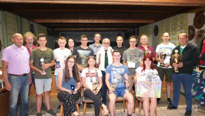 Bild: fvo
Neue Gemeindeschützenkönigin 2018 ist Sarah Fröhlich (sitzend, Zweite von links). Markus Pühler (sitzend, Zweiter von rechts) heißt der neue Jugend Gemeindeschützenkönig 2018.