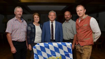 Bild: dob
Landtagsabgeordneter Horst Arnold (Mitte) war beim SPD-Ortsverein eingeladen. SPD-Vorsitzender Markus Kick (rechts) hieß neben Landtagsabgeordneter Annette Karl (Zweite von links), Albert Gollwitzer von der WBV Eslarn-Vohenstrauß (links) und Hubert Meiler vom BDM (Zweiter von rechts) willkommen.