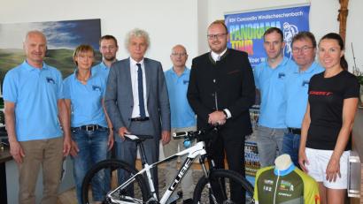 Bild: Michaela Lowak
Seit 20 Jahren organisiert die Concordia Windischeschenbach die Panoramatour.  Zusammen mit den Schirmherren stellen die Verantwortlichen den Ablauf vor (von links): Erwin und Rosi Weiß, Maximilian Uhl, Landrat Wolfgang Lippert, Werner Kraus, Landrat Andreas Meier, Rainer Hecht, Heinz Uhl und Dorothea Roessle von Ghost Waldsassen.