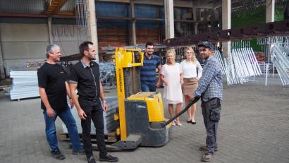 Bild: sbü
Alkhalaf Al Mohammad (Erster von rechts) ist über das Projekt Jobbegleiter zur Feerverzinkerei Einhäupl gekommen. Vorgestellt wurde das positive Integrationsbeispiel (von links) durch  Annette Suttner von der VHS Weiden-Neustadt, Betriebsakquisiteurin Michaela Hiller vom Jobcenter Weiden-Neustadt, Mohsen Mahdavi vom Projekt Jobbegleiter, Jobcenter-Integrationsbeauftragter Eduard Neuendank und Unternehmenschef Franz-Josef Einhäupl