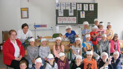 Bild: exb
Melissa Pregler und Natalie Wölfl (von links)  gaben den Juniorhelfern Tipps, wie sie  sich im Notfall nützlich machen. Dabei machte das Verbandanlegen besonderen Spaß.