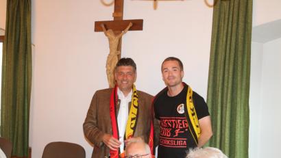 Bild: Neidl, Stefan [SNE]
Kapitan Johannes Renner (links) überreichte Edgar Knobloch einen Schal des Vereins
